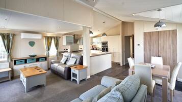 Rumah (2 Bedrooms) | Area keluarga | TV