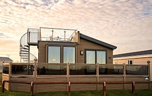Exterior - 2BD Seafront Lodge Amazing Views in Kent (Whitstable)