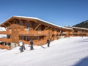 Exterior - Ski-in/ski-out apartment, 4 bedrooms, 8 ppl, covered parking, WiFi (Les Arcs 1800)