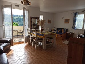 TV, fireplace, DVD player, books - Logement Calme et Spacieux Avec vue à 400 M D'un Plan D'eau (Lamastre)