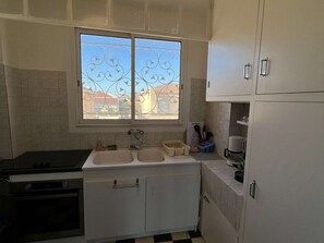 Kühlschrank, Mikrowelle, Ofen, Herdplatte