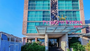 Hotel Princess Keisha, com design moderno, apresenta um símbolo de coroa em destaque e uma entrada visível.
