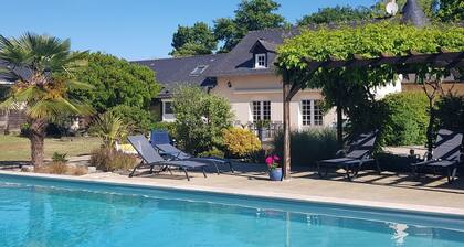 Industrielles Stil Villa – 5 Min. vom Rennstrecke, Pool, Garten, Parkplatz, 4 Pers., Vollausstattung