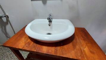 Ducha, toallas, jabón y champú