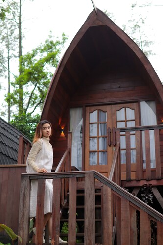 Living in the forest With natural hot springs in a wooden house in the mountains