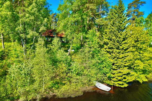 Båten ligger precis nedanför huset