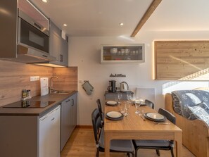 Fridge, microwave, dishwasher, coffee/tea maker