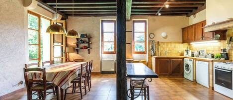 Réfrigérateur, four à micro-ondes, un four, surface de cuisson