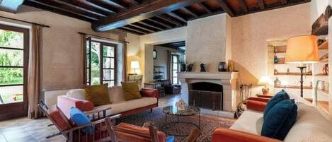 TV connectée, cheminée, jeux vidéo