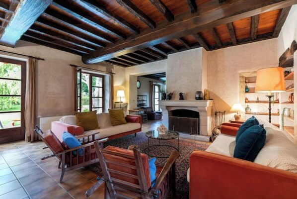 TV connectée, cheminée, jeux vidéo