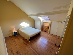 1 slaapkamer, een strijkplank/strijkijzer, gratis wifi, beddengoed