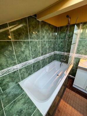 Haartrockner, Handtücher, Toilettenpapier