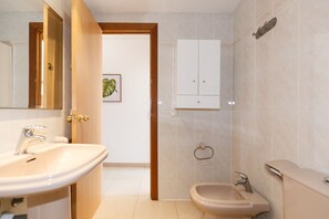 Bathtub, towels - AirCon Apartment close to the Beach - UHC MAR Y LUZ (Salou)