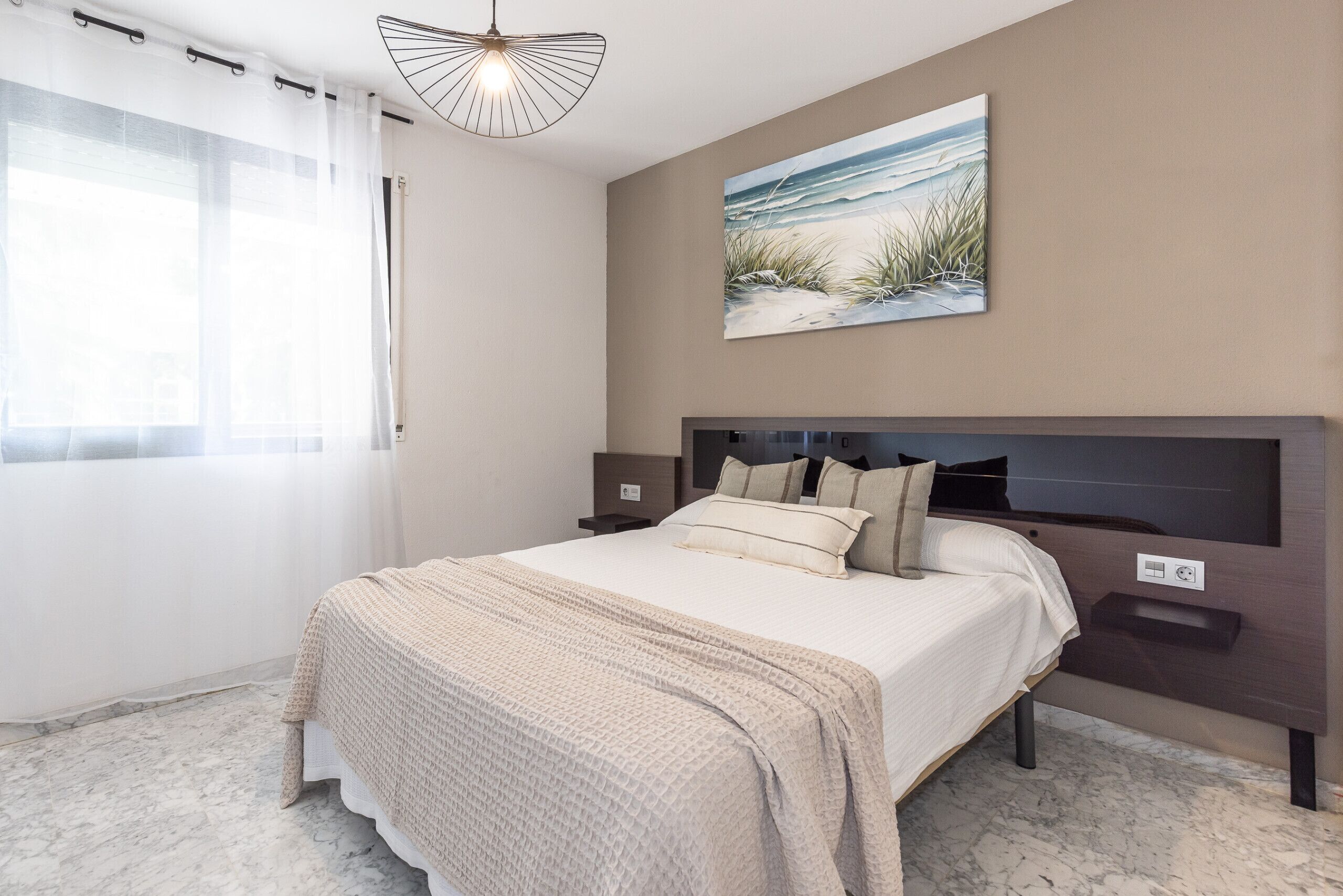 2 dormitorios, tabla de planchar con plancha, ropa de cama