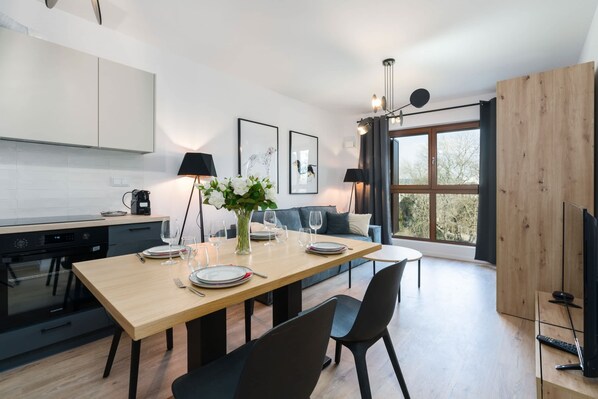 Fridge, oven, stovetop, dishwasher