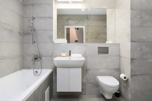 Badewanne, Haartrockner, Handtücher, Shampoo