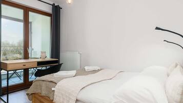 1 habitación, escritorio, tabla de planchar con plancha y wifi