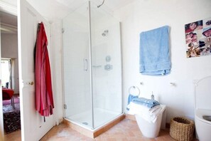 Douche, bidet, serviettes fournies, papier toilette