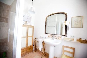 Dusche, Bidet, Handtücher, Toilettenpapier