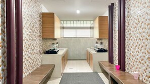 Uma casa de banho moderna com duas pias, um espelho e uma janela.