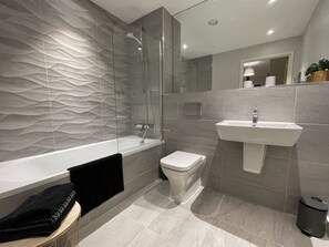 Apartment, Multiple Beds | Bathroom | Combined shower/tub, deep soaking tub, hair dryer, towels - Stunning 2-bed Apartment in Bristol With Parking (Bristol)
