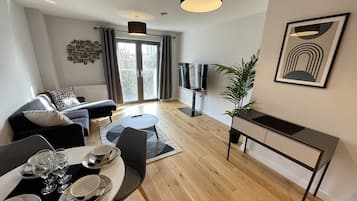 Apartment, Mehrere Betten | Wohnbereich | 30-Zoll-Fernseher mit Kabelempfang