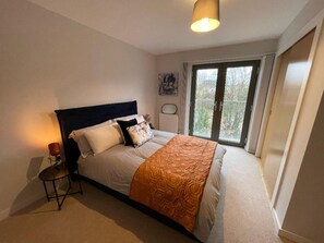 Appartement, Plusieurs lits | 2 chambres, fer et planche à repasser, accès au Wi-Fi (inclus)