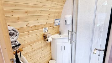 Cabane, 1 trĂšs grand lit | Salle de bain | Douche, sĂšche-cheveux, serviettes fournies