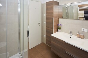Douche, sèche-cheveux, bidet, serviettes fournies