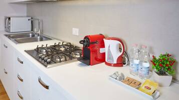 Kühlschrank, Mikrowelle, Ofen, Herdplatte
