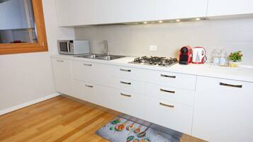 Frigorifero, microonde, forno, piano cottura