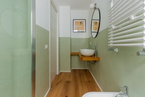 Dusche, Haartrockner, Bidet, Handtücher