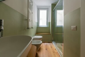 Shower, hair dryer, bidet, towels - La Dolce Vita - Stylish Flat inTrastevere 60sqm (Roma)