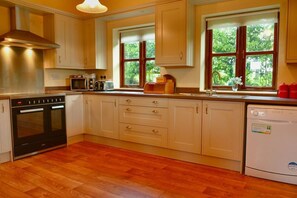 Private kitchen - Self-contained Cottages In 15 Acres Of Ground. Shared Heated Swimming Pool (Onibury)