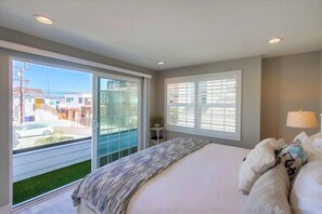3 slaapkamers, een strijkplank/strijkijzer, gratis wifi, beddengoed