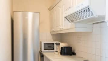 Basic Apartment, Multiple Beds | Private kitchen | Fridge, microwave, oven, stovetop