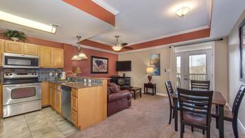 Condo, 1 giường cỡ king và sofa giường, bồn tắm thủy lực | Bếp riêng | Tủ lạnh, lò vi sóng, lò nướng, bếp nấu