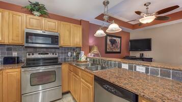 Condo, 1 King Bed with Sofa bed, Jetted Tub | Private kitchen | Fridge, microwave, oven, stovetop