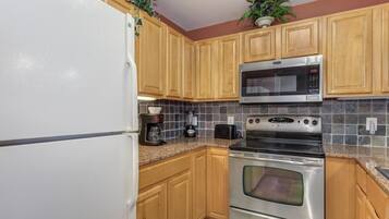 Condo, 1 giường cỡ king và sofa giường, bồn tắm thủy lực | Bếp riêng | Tủ lạnh, lò vi sóng, lò nướng, bếp nấu