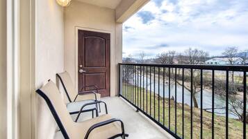 Kondominium, 1 Tempat Tidur King dengan tempat tidur Sofa, jet tub | Pemandangan dari kamar