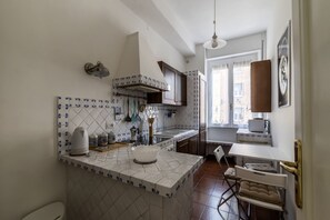 Four à micro-ondes, surface de cuisson, grille-pain