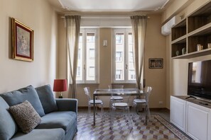 TV - Bright apartment of 70 sqm, can accommodate up to 4 people, located on the fourth floor of a building with a lift (NOT suitable for disabled people).Great for its strategic location, a short walk from Vatican City and bus stops reachable in less than 10  (Roma)