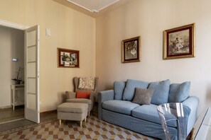 TV - Bright apartment of 70 sqm, can accommodate up to 4 people, located on the fourth floor of a building with a lift (NOT suitable for disabled people).Great for its strategic location, a short walk from Vatican City and bus stops reachable in less than 10  (Roma)