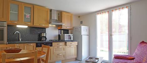 Réfrigérateur, micro-ondes, four, plaque de cuisson