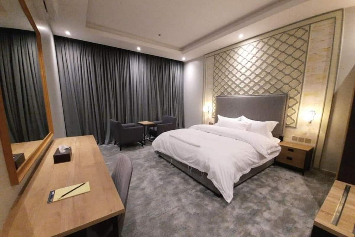 Deluxe Suite | Private kitchenette | Mini-fridge, microwave, coffee/tea maker, electric kettle
