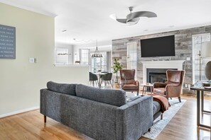 Nhà, nhiều giường, lò sưởi | Khu phòng khách | TV, lò sưởi, MP3 dock