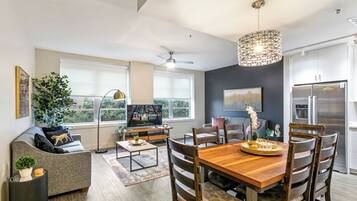 Signature Condo, 1 Bedroom, Non Smoking, Terrace | In-room dining