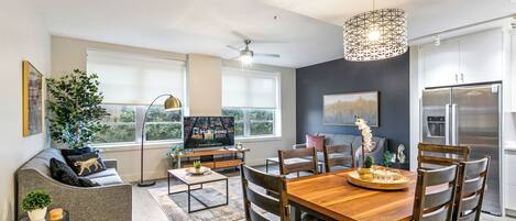 Signature-Apartment, 1 Schlafzimmer, Nichtraucher, Terrasse | Essbereich im Zimmer