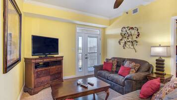 Condo, nhiều giường, bồn tắm thủy lực | Khu phòng khách | TV