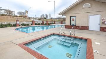 Hồ bơi ngoài trời